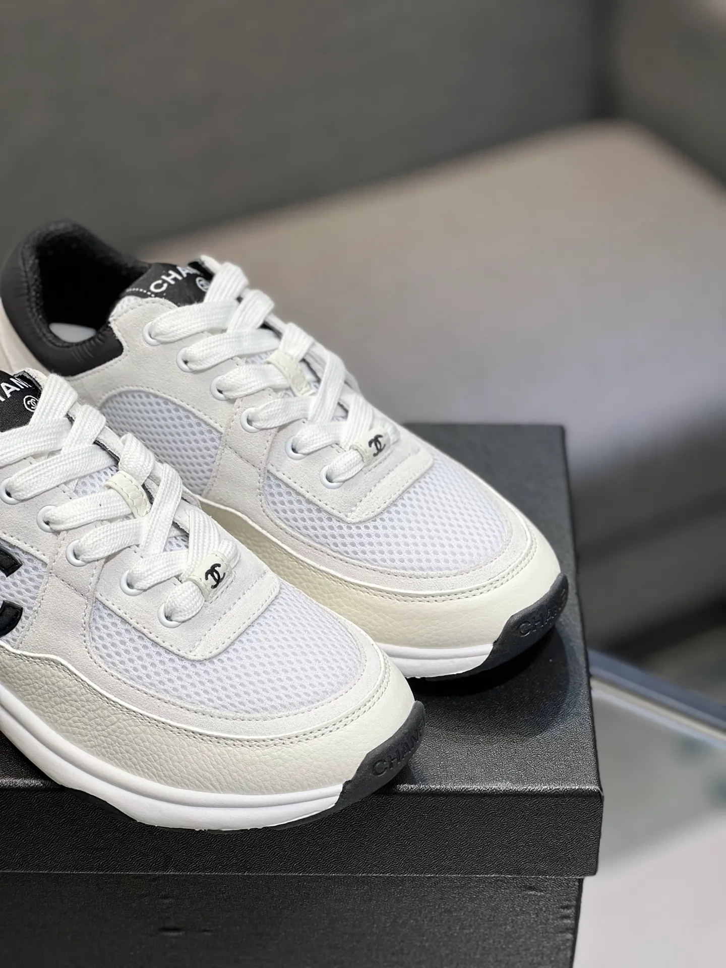 Men's men's shoes 💰620 Exclusive real shot (top version) CHANEL Chanel 2025ss color matching thick-soled casual sports shoes and sneakers. The counter is synchronized. The counter is very popular. A shoe that is very difficult to buy. The most popular thick-soled panda shoes on the Internet. It can be imagined that Xiaoxiang control can't miss it. It has both good looks and comfort. Simple and versatile white shoes. The thick sole increases the height and is super versatile. Close your eyes and wear it. Whoever wears it will look better. Upper: calfskin Lining: imported sheepskin lining Outsole: TPU original outsole Size: 35-44 (customized for women 41 and 40, and 45 for men)
